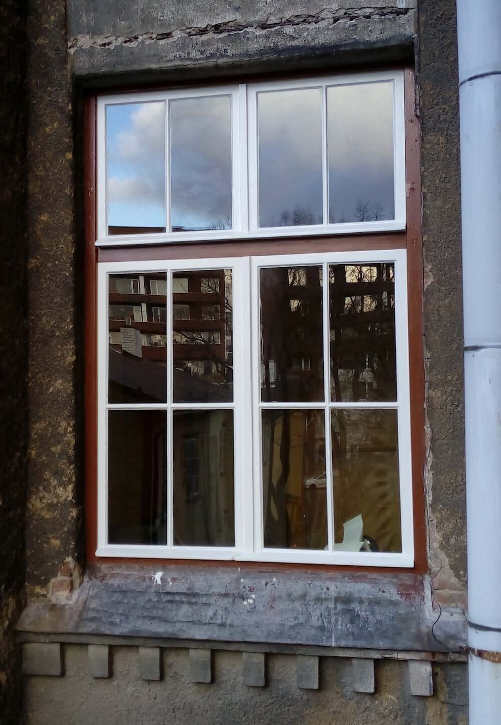 Tatari tn Burmani üürimaja aknad restaureerimine 2017 (töö teostatud ennistuskoja Kuukaar projektina)